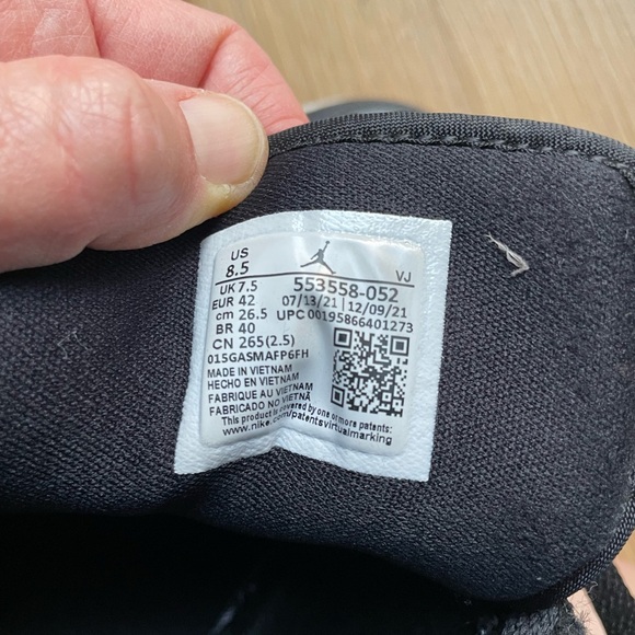 Nike Air Jordan 1 - Picture 2 of 4